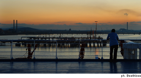 Tramonto sulla chimica a Porto Torres