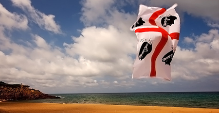 Bandiera sarda vola sulla spiaggia