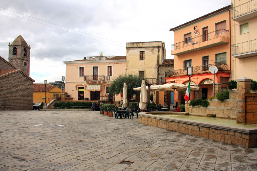 Arzachena_piazza