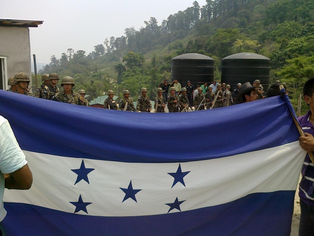Río Blanco - esercito protegge i cancelli di Sinohydro
