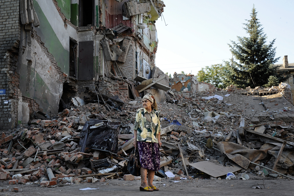 Snizhne, Ukraine. Le 16/07/14. Le 15 juillet 2014, un immeuble de la petite ville de Snizhne a ete bombarde par un tir de missile provenant d'un avion ukrainien. 11 civils sont morts. ©Capucine Granier-Deferre