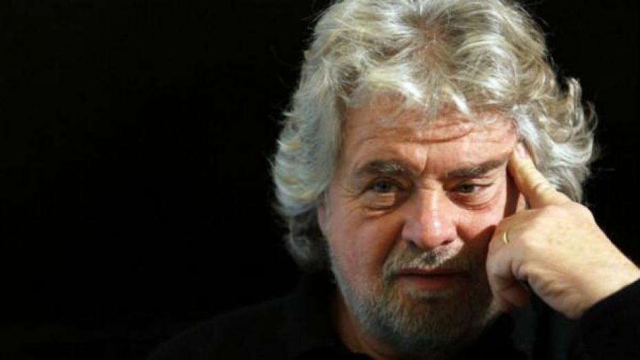 Beppe+Grillo+-+pensoso+su+fondo+nero