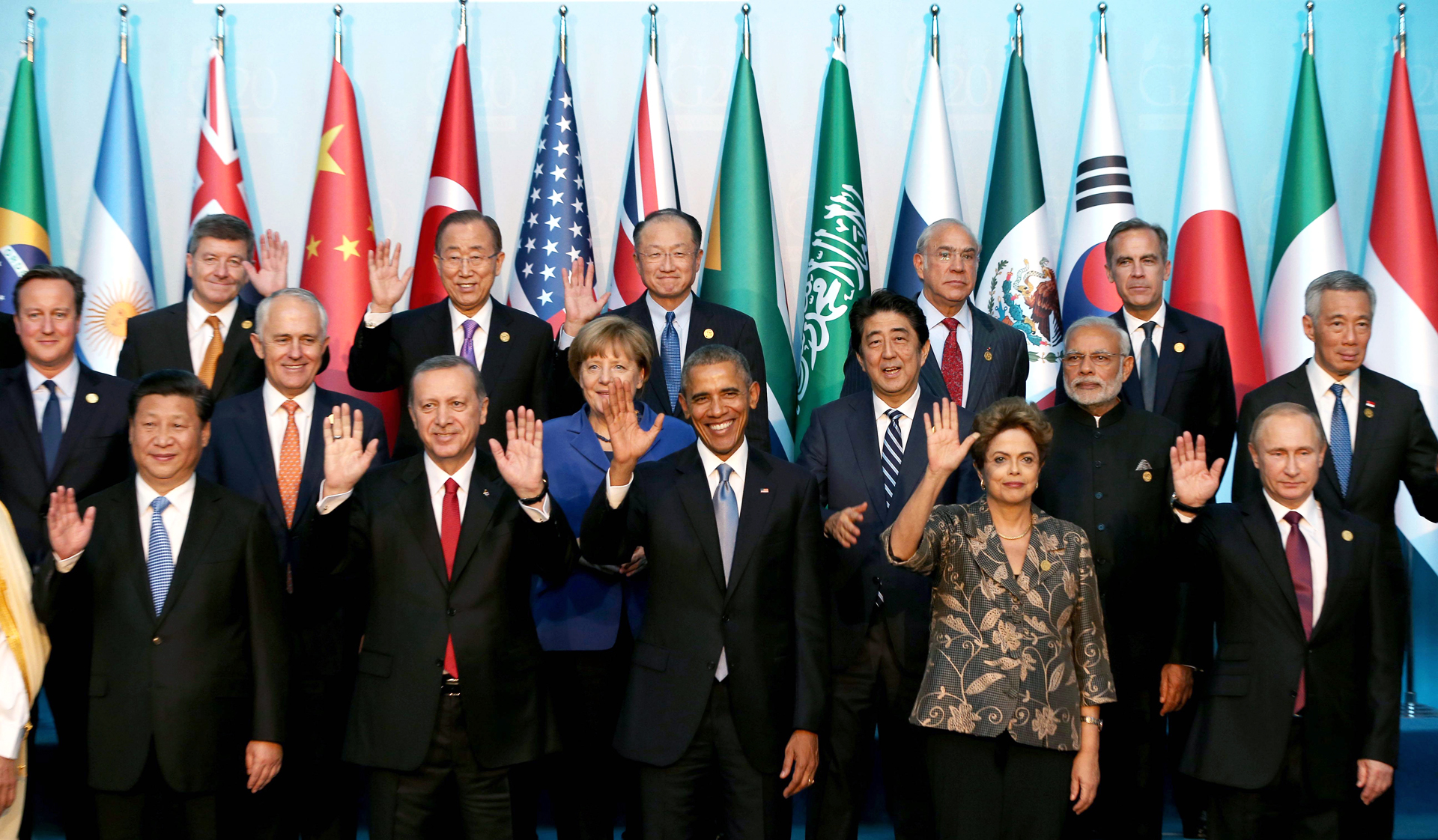 (Front row L-R) Chinese President Xi Jinping, Turkish President Recep Tayyip Erdogan, US President Barack Obama, Brazilian President Dilma Rousseff, Russian President Vladimir Putin, (2nd Row L-R) Australian Prime Minister Malcolm Turnbull, German Chancellor Angela Merkel, Japanese Prime Minister Shinzo Abe, Indian Prime Minister Narendra Modi, Singapore's Prime Minister Lee Hsien Loong, (3rd row L-R) Guy Ryder, Director General of International Labour Organisation (ILO), UN Secretary-General Ban Ki-moon, World Bank President Jim Yong Kim, Angel Gurria (L), Secretary-General of Organization for Economic Co-operation and Development (OECD), Bank of England Governor and Financial Stability Board (FSB) Chairman Mark Carney pose for a family photo during the G20 Turkey Leaders Summit on November 15, 2015 in Antalya, Turkey. AFP PHOTO / POOL / BERK OZKAN