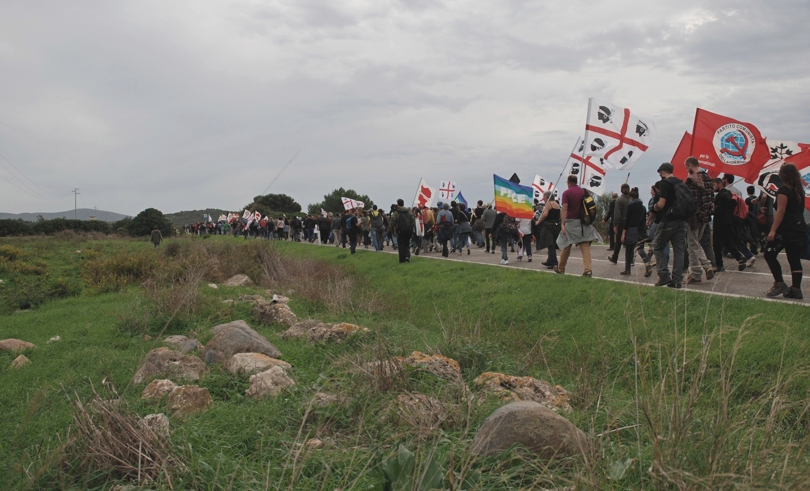 foto manifestazione contro poligoni in Sardegna