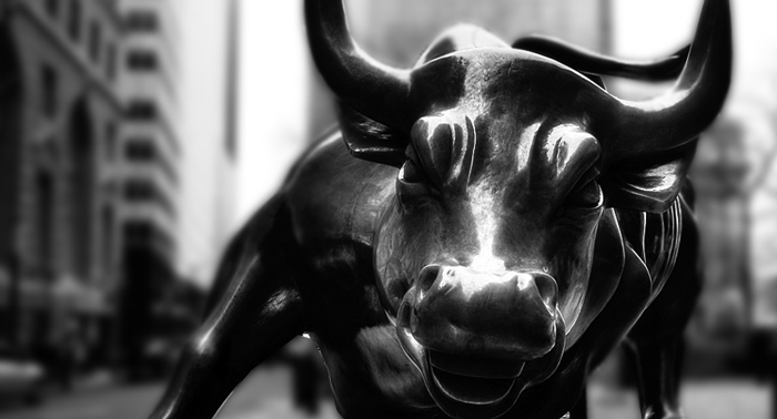 Charging Bull. La statua di bronzo, opera di Arturo Di Modica, si trova a Bowling Green, a due passi da Wall Street a New York City