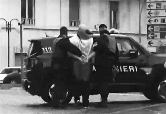 luca_traini_macerata_sparatoria_arresto_carabinieri_twitter_2018_thumb660x453