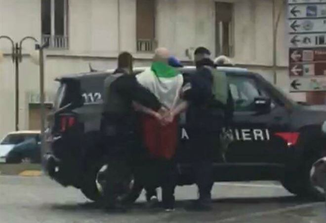 luca_traini_macerata_sparatoria_arresto_carabinieri_twitter_2018_thumb660x453 luca_traini_macerata_sparatoria_arresto_carabinieri_twitter_2018_thumb660x453
