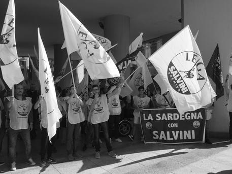 Manifestazione giovani Lega contro pass per migranti nelle università sarde