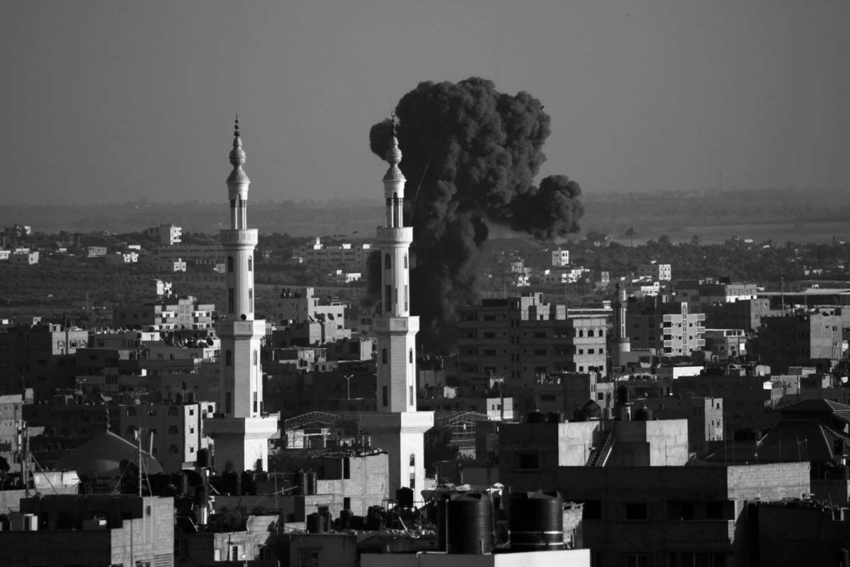 smoke-trails-over-gaza-2014