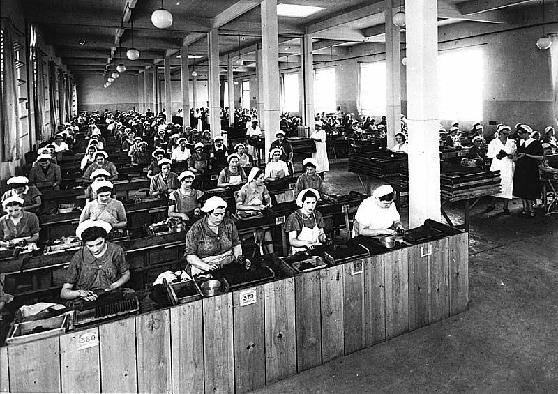 Foto d'epoca delle sigaraie a lavoro presso Sa Manifattura