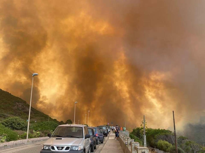 >>>ANSA/CENTINAIA DI PERSONE EVACUATE PER I ROGHI NELL'ORISTANESE >>>ANSA/CENTINAIA DI PERSONE EVACUATE PER I ROGHI NELL'ORISTANESE
