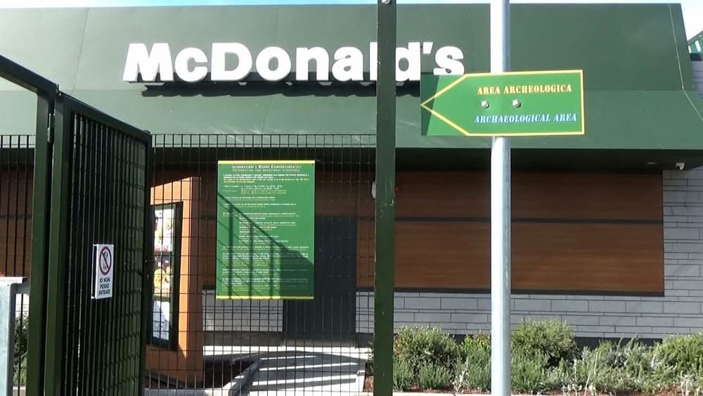 Il-McDonald-di-Marino-con-ingresso-separato-al-sito-archeologico Il-McDonald-di-Marino-con-ingresso-separato-al-sito-archeologico